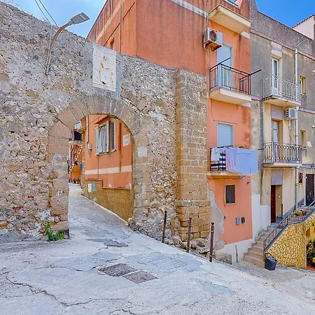 Homestay Castel Perollo By Biddizzi Rari - Blu, Rosa E - In Centro Storico Di Sciacca