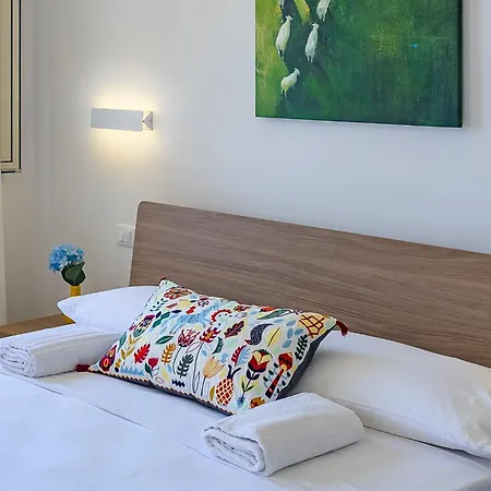 בית אירוח Castel Perollo By Biddizzi Rari - Blu, Rosa E - In Centro Storico Di
